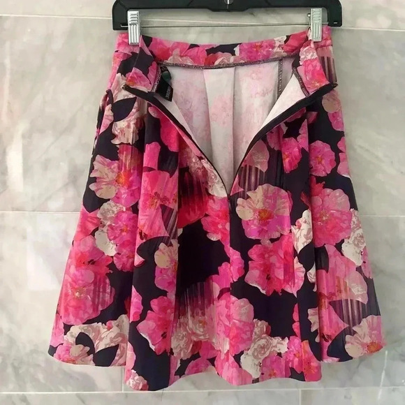 Cynthia Rowley- Fit and flare floral skirt- pockets-Size XSmall - Picture 2 of 10